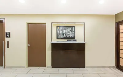 Photo 3 - Super 8 by Wyndham National City Chula Vista