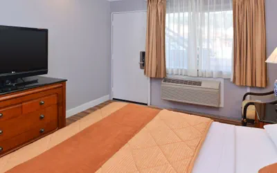 Photo 3 - Highlander Motel