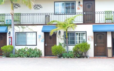 Photo 2 - Crown City Inn