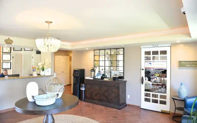 Photo 3 - Crown City Inn