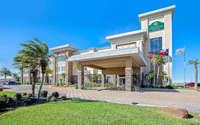 Photo 2 - La Quinta Inn & Suites by Wyndham Corpus Christi - Portland