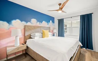 Photo 4 - Deluxe King Condo Updated Suite by the Beach!