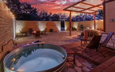 Photo 2 - Romantic Luxury Retreat-hot/cold pool & sauna