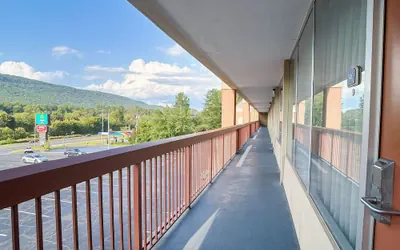 Photo 3 - OYO Hotel Harriman near I-40