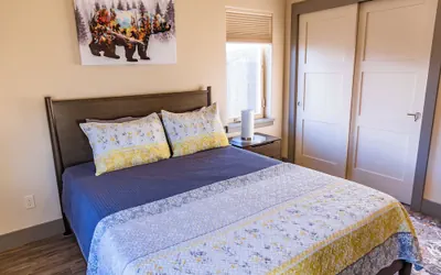 Photo 4 - Lakeshore Suites
