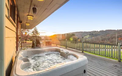 Photo 2 - The Eagles Nest, Couples Escape - Hot Tub & Views