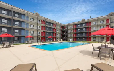 Photo 2 - Ramada By Wyndham Kenner/New Orleans Airport South