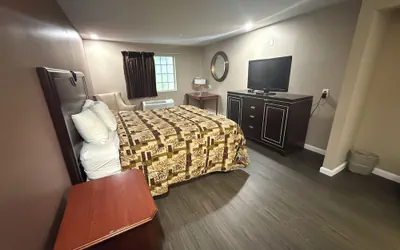 Photo 3 - Magnolia Bay Hotel & Suites