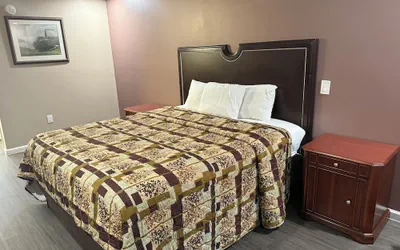 Photo 4 - Magnolia Bay Hotel & Suites
