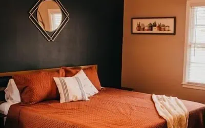 Photo 4 - The Burrow-Cozy 3 BDRM HM - Free Parking