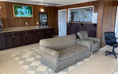 Photo 3 - Economy Hotel Montgomery