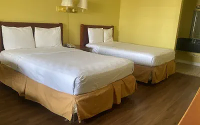Photo 5 - Evergreen Plaza Inn
