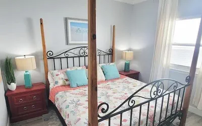 Photo 2 - Luxury Remodel - Beachview - 2 Bedr
