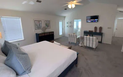 Photo 4 - Upscale & Spacious Home - Renovated - Pool