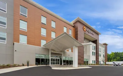 Photo 2 - La Quinta Inn & Suites by Wyndham Mebane