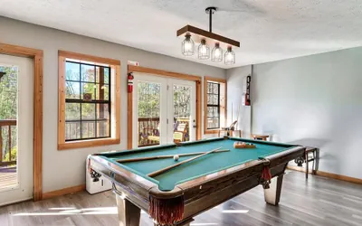 Photo 2 - Stunning Cabin w Hot Tub Pool Table Arcades