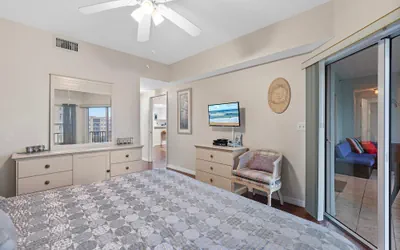Photo 4 - Oceanwalk 1-403