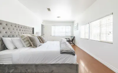 Photo 3 - Charming Spacious Home - Modern Comforts, Prime Location