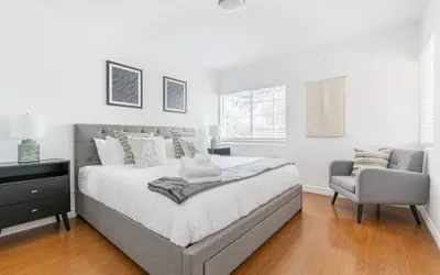 Photo 5 - Charming Spacious Home - Modern Comforts, Prime Location