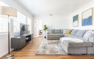 Photo 2 - Charming Spacious Home - Modern Comforts, Prime Location