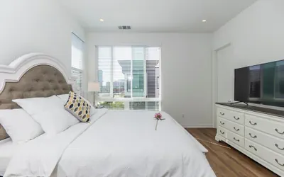 Photo 5 - Master Bedroom With King Bed Central Location