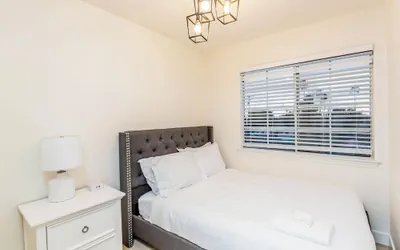 Photo 4 - Not Affected by the Fire/elegant Pasadena Retreat Prime Comfort Awaits
