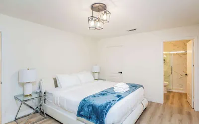 Photo 2 - Not Affected by the Fire/elegant Pasadena Retreat Prime Comfort Awaits