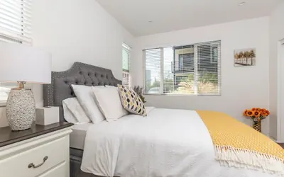 Photo 2 - Private Bedroom With Bathroom Central Location