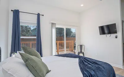 Photo 2 - Feel, Chill and Enjoy 4br/3ba Near Fun Riverwalk!