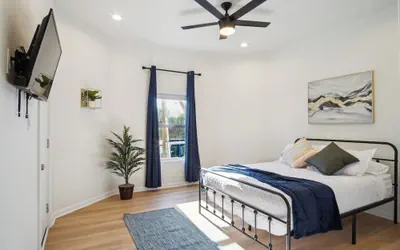 Photo 5 - Blissful 5br/3ba Haven Near Riverwalk & Downtown!