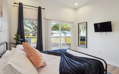 Photo 3 - Blissful 5br/3ba Haven Near Riverwalk & Downtown!