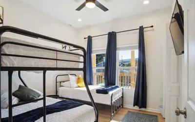 Photo 4 - Blissful 5br/3ba Haven Near Riverwalk & Downtown!