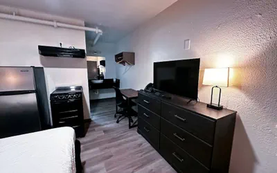 Photo 5 - Studio City Suites, A Travelodge By Wyndham