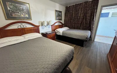 Photo 4 - Royal Inn