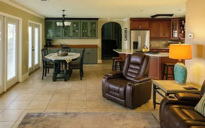 Photo 5 - Luxury Lakefront 4br: Jacuzzi, Game Room & Wi-fi
