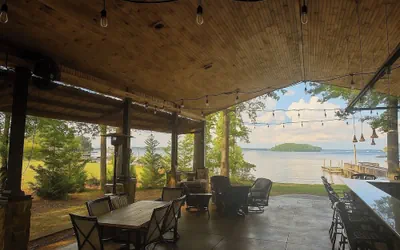 Photo 4 - Luxury Lakefront 4br: Jacuzzi, Game Room & Wi-fi