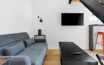 Photo 2 - Sleek & Stylish Urban Loft