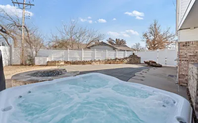 Photo 2 - Spacious Lakefront View With Hot Tub and Pool NH