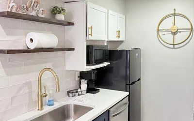 Photo 5 - NEW Central Buckhead Apt Atlanta Gem