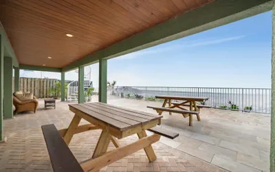 Photo 5 - Stones Throw Beachfront Family Suite 3 Views