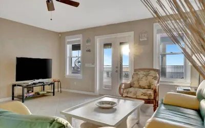 Photo 2 - Stones Throw Beachfront Family Suite 3 Views