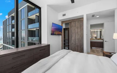Photo 5 - Luxury 49FL Condo with City Views