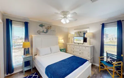 Photo 4 - Beach Home With Private Pool & Beach Access- Sleeps 4
