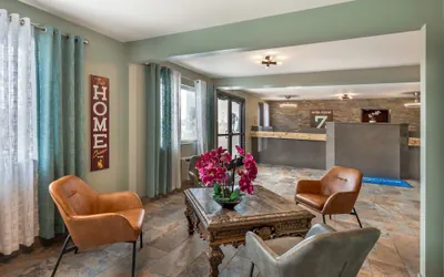 Photo 2 - HOTEL FUZION INN & SUITES