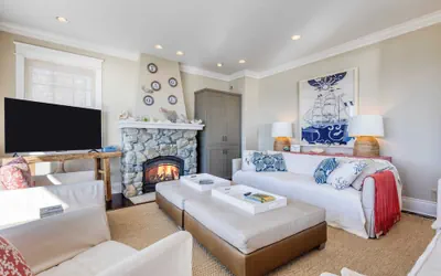Photo 5 - Waterfront 4bdr w/ Deck, Stunning Views, Fire Pit Cedar Street by Avantstay