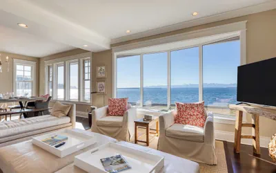 Photo 4 - Waterfront 4bdr w/ Deck, Stunning Views, Fire Pit Cedar Street by Avantstay