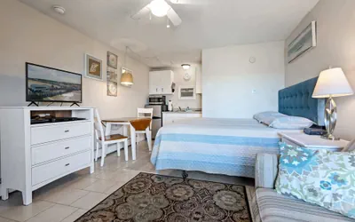 Photo 3 - Beachfront Bliss Cozy Studio!