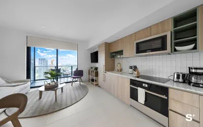Photo 5 - Chic Downtown Retreat 1BR Apartment