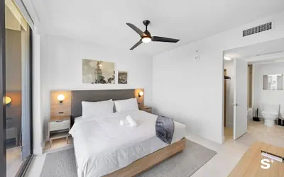 Photo 2 - Downtown Haven Sleek 1-BR with Vistas