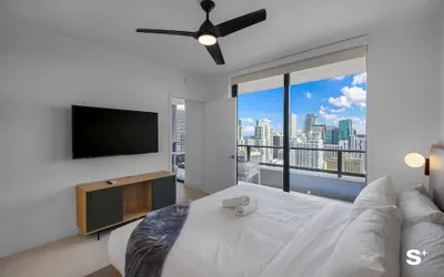 Photo 3 - Downtown Haven Sleek 1-BR with Vistas